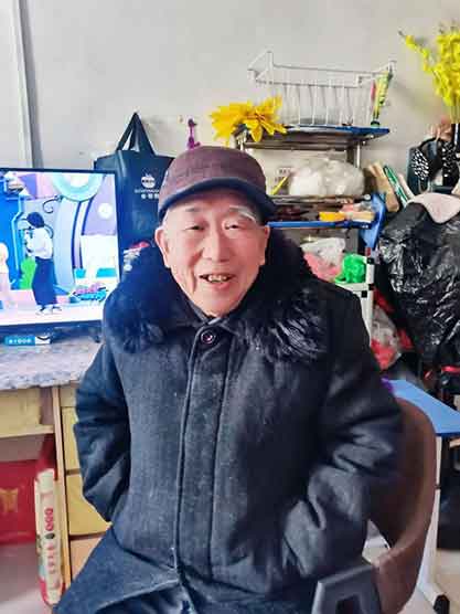 陪91岁大爷玩手机月入5000 神仙工作火了