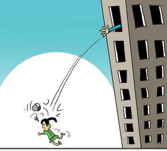 高空抛菜刀砸儿童区！头顶安全警钟长鸣