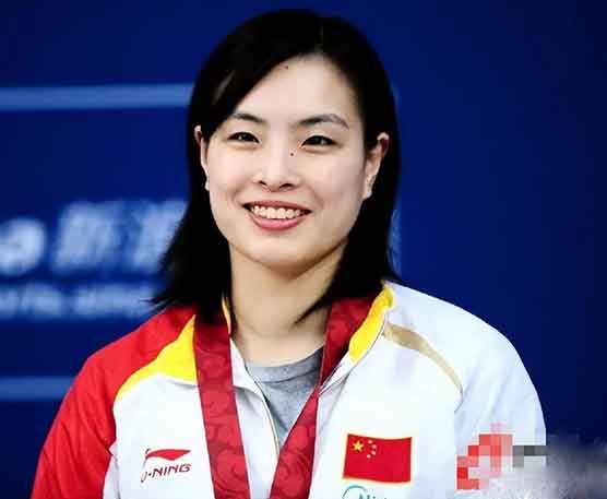 吴敏霞携7岁女儿秀双人跳水 退役十年迎新搭档