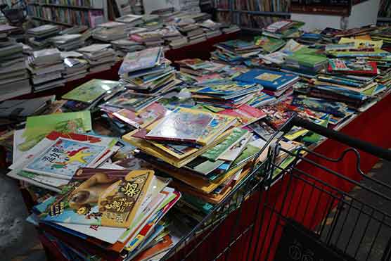 深圳9元1斤旧书店走红 有人一次性买走1吨