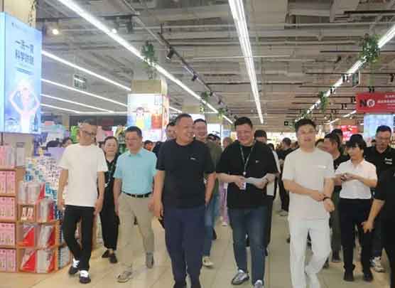 戴口罩逛超市仍被认出，于东来凭啥火遍全网