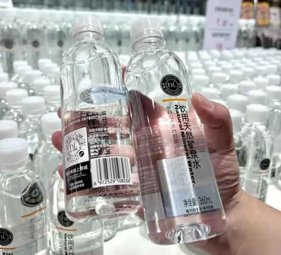 胖东来18元瓶装矿泉水遭哄抢