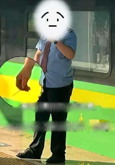 12306回应铁路工作人员在站台吸烟