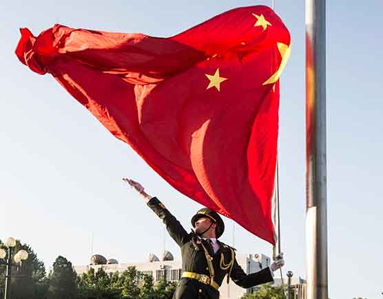 塔吉克斯坦选手赢比赛后身披中国国旗