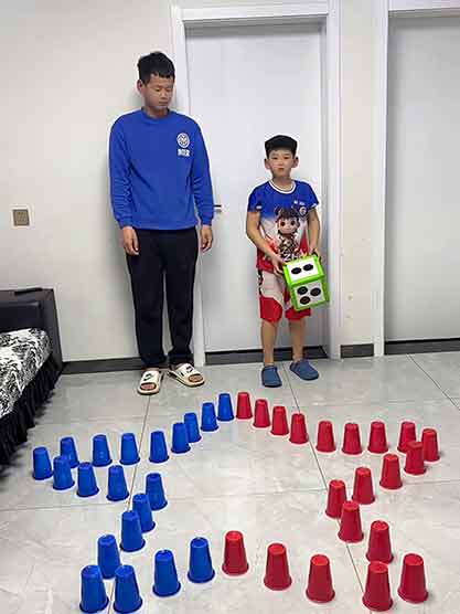小孩姐叠纸杯不按套路出牌赢比赛