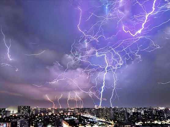 北京雷雨冰雹 天空成高频“闪光灯”