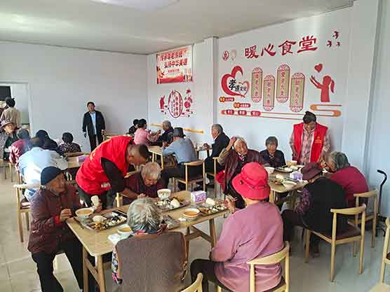 村里开办免费食堂，老人反倒主动“倒贴”物资