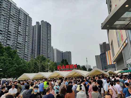 游客凌晨排队打卡胖东来，领到免费早餐