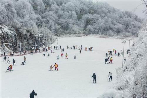  绵阳九皇山滑雪场开板迎客，游客尽享冰雪乐趣 