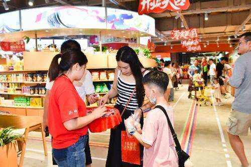 每日超3000人入店 良品铺子全国首家“零食王国”成为零食新地标