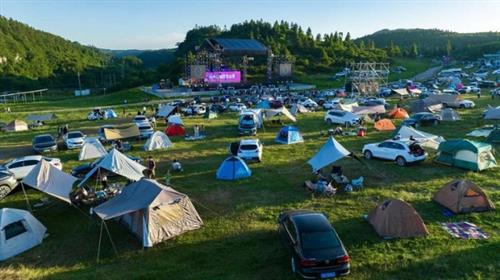 21℃清凉空间躺平 重庆仙女山音乐季开启“影院式”露营