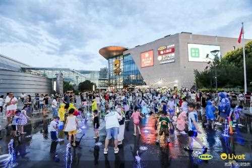 在北京过暑假 |冷气十足、喷泉水仗 “清凉经济”成北京商超聚客新招数