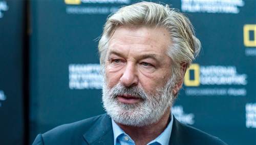 Alec Baldwin 于拍摄途中触发道具枪导致一死一伤