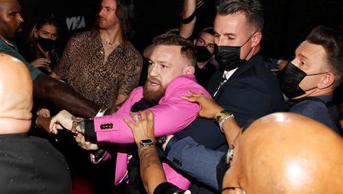 Conor McGregor 与 Machine Gun Kelly 于 MTV VMA 颁奖典礼发生冲突