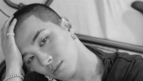 TAEYANG 入伍前登上韩国版《ELLE》四月号