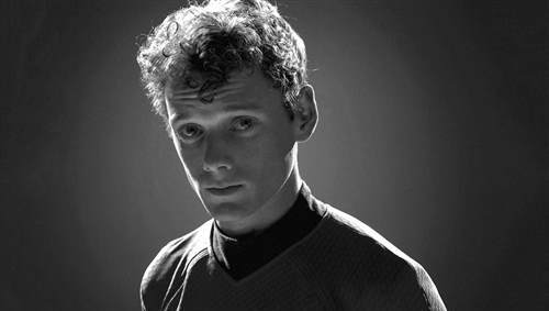 年仅 27 岁的《Star Trek》演员 Anton Yelchin 因车祸不幸离世