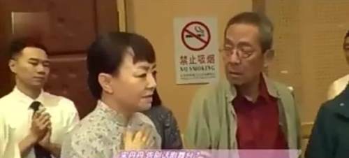 宋丹丹话剧后台接受采访，自曝明年要退休：我60岁了