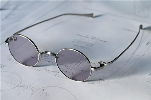 CFCL 携⼿⽇本眼镜品牌 999.9 推出「CFCL EYEWEAR」系列