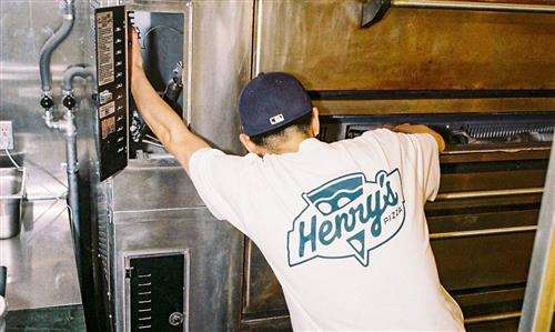 Dickies x Henry’s PIZZA 全新合作系列即将发售