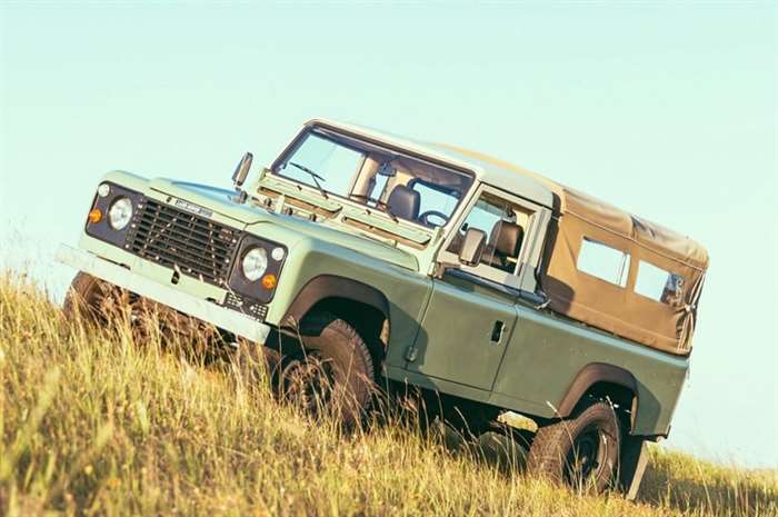 《Petrolicious》推介 1984 年产 Land Rover Defender 110 Pickup