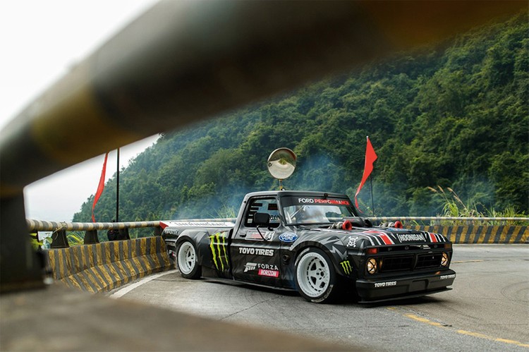 拉力赛车手 Ken Block 挑战中国天门山 99 弯盘山公路