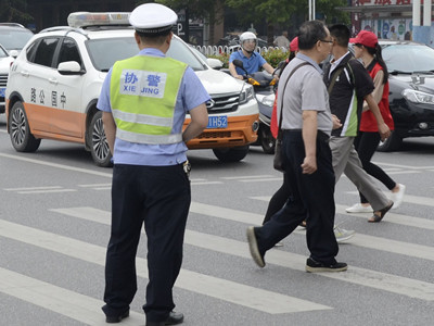 美女在斑马线假摔搭讪交警 结果让人无地自容