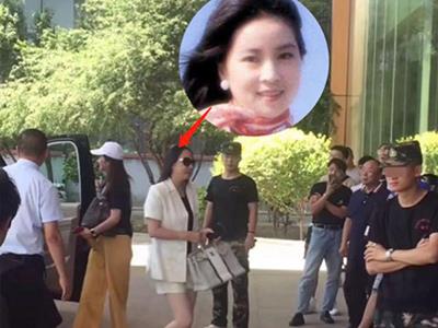 成龙妻子短裙现身 长发披肩露美腿却被疑并不是林凤娇