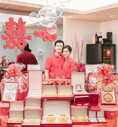 文咏珊过大礼 与未婚夫吴启楠均身穿喜庆的大红色服饰