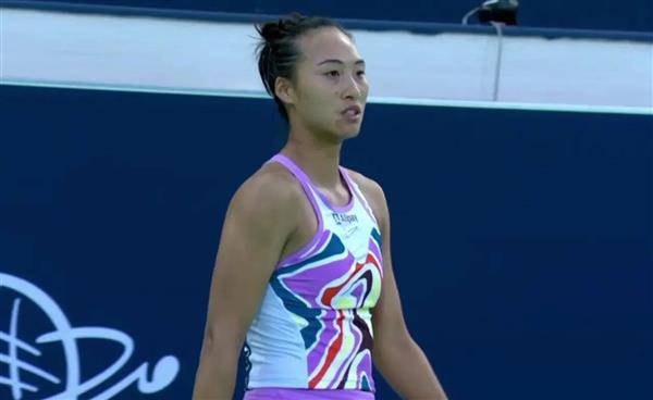 WTA500阿布扎比赛：郑钦文2比0爆冷淘汰头号种子选手，仅耗时68分钟，晋级四强