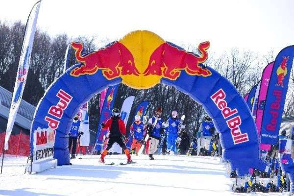 无惧寒风 燃情开板！奥地利Red Bull Snow Charge 雪地冲锋赛开启今冬滑雪季