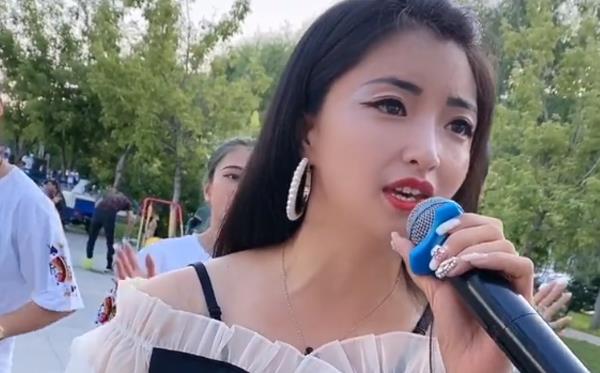 小丽爱唱歌