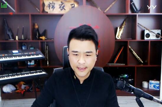 非常励志深受YY器重，大衣哥晒出合照，称李学凌也是自己粉丝